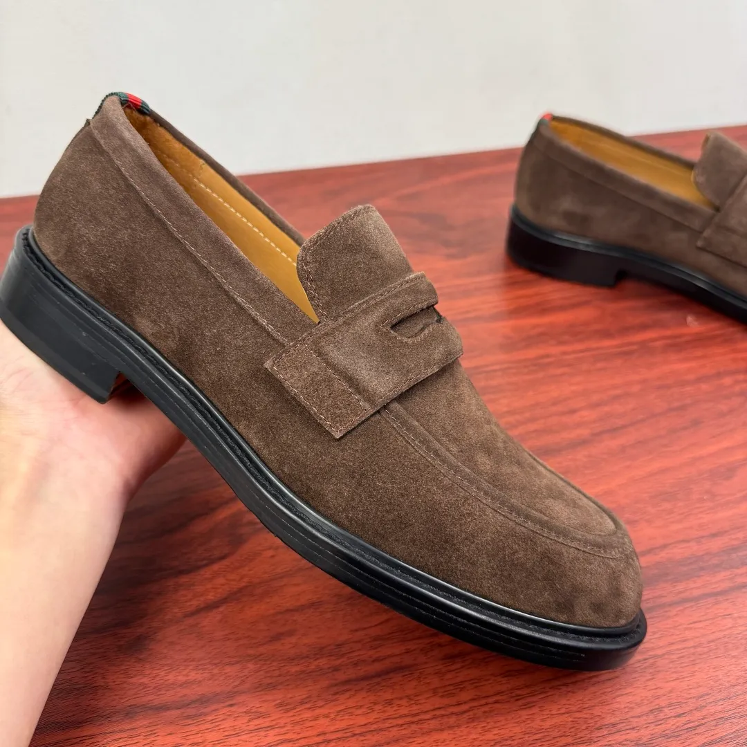 Batch 980 Gucci/Gucci new men's solid color leather loafers! These elegant loafers are crafted from soft suede calfskin and are available in two styles. The upper is decorated with genuine leather buckles, adding low-key and unique logo pattern elements. Simple style design. Classic European and American last style. Standard style. Red and green webbing decoration on the heel embellishes brand style details. Select high-quality leather, look at the details for textured workmanship, dyed calfskin lining, uniform and delicate pores, soft and comfortable. Thickened leather outsole, composite rubber bottom sheet at the heel, excellent foot comfort, wear-resistant and non-slip, the first choice for light luxury, versatile for footwear, and comes with a full set of packaging! Size: 39-40-41-42-43-44 leather shoe size (38.45.46 can be customized) Item number: 812168 Suede coffee color